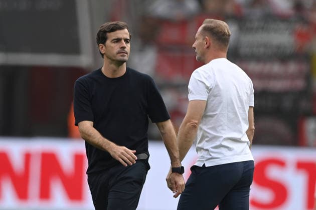 Schlussjubel Bayer Leverkusen, Jubel, jubeln, Freude, cheers, handshake zwischen Trainer Carles MARTINEZ (LEV) und Trainer Mauro LUSTRINELLO (UB) Fussball 1. Bundesliga, 2.Spieltag, matchday2, Bayer Leverkusen (LEV) - 1. FC Union Berlin (UB) 4-0 am 18.04.2026 in Leverkusen Deutschland. DFL regulations prohibit any use of photographs as image sequences and or quasi-video Â *** Bayer Leverkusen s victory celebration, cheering, joy, cheers, handshake between Coach Carles MARTINEZ LEV and Coach Mauro LUSTRINELLO UB Soccer 1 Bundesliga, Matchday 2, matchday2, Bayer Leverkusen LEV 1 FC Union Berlin UB 4–0 on April 18, 2026, in Leverkusen, Germany. DFL regulations prohibit any use of photographs as image sequences and or quasi-video.