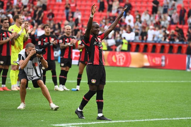 Schlussjubel Bayer Leverkusen, Jubel, jubeln, Freude, cheers, Mussa DIABY (LEV) wird von den Fans gefeiert, Fussball 1. Bundesliga, 2.Spieltag, matchday2, Bayer Leverkusen (LEV) - 1. FC Union Berlin (UB) 4-0 am 18.04.2026 in Leverkusen Deutschland. DFL regulations prohibit any use of photographs as image sequences and or quasi-video Â *** Bayer Leverkusen s victory celebration, cheering, joy, cheers, Mussa DIABY (LEV) is celebrated by the fans, Soccer 1. Bundesliga, Matchday 2, matchday2, Bayer Leverkusen LEV 1, FC Union Berlin UB 4–0 on April 18, 2026, in Leverkusen, Germany. DFL regulations prohibit any use of photographs as image sequences and or quasi-video.