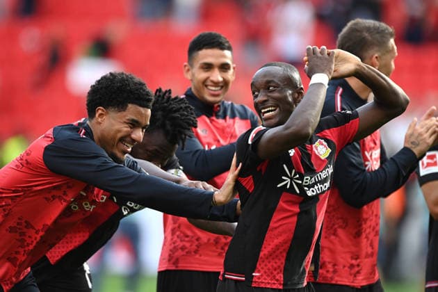 Schlussjubel Bayer Leverkusen, Jubel, jubeln, Freude, cheers, Malik TILLMAN (LEV) und Edmond TAPSOBA (LEV) schieben Mussa DIABY (LEV) nach vorn, er wird von den Fans gefeiert, Fussball 1. Bundesliga, 2.Spieltag, matchday2, Bayer Leverkusen (LEV) - 1. FC Union Berlin (UB) 4-0 am 18.04.2026 in Leverkusen Deutschland. DFL regulations prohibit any use of photographs as image sequences and or quasi-video Â *** Bayer Leverkusen celebrates the winning goal; cheers, celebration, joy; Malik TILLMAN (LEV) and Edmond TAPSOBA (LEV) push Mussa DIABY (LEV) forward; he is celebrated by the fans; Soccer, Bundesliga 1, Matchday 2, matchday2, Bayer Leverkusen LEV 1 FC Union Berlin UB 4–0 on April 18, 2026, in Leverkusen, Germany. DFL regulations prohibit any use of photographs as image sequences and or quasi-video.