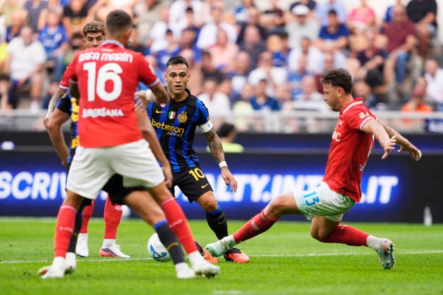 InterÕs Lautaro Martinez fights for the ball during the Serie A soccer match between Inter and Napoil at the San Siro Stadium in Milan, Italy - September, 5 2026. - Soccer  Copyright: xFabioxFerrari LaPressex