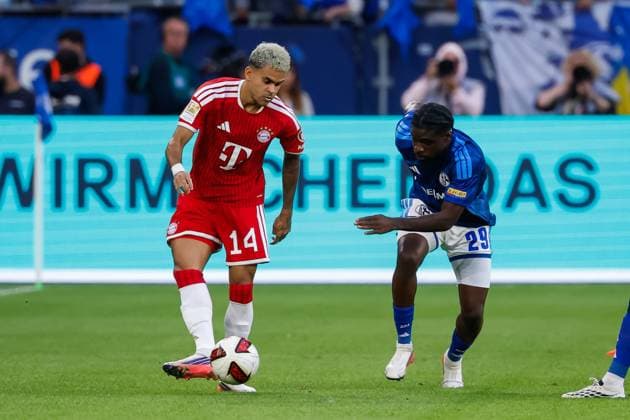GELSENKIRCHEN - Luis Diaz of FC Bayern Munich and Junior Dina Ebimbe of Schalke 04 during the Bundesliga match between FC Schalke 04 and FC Bayern Munich at the Veltins-Arena on 5 September 2026 in Gelsenkirchen, Germany. MARCEL TER BALS ANP Bundesliga 2026 27 xVIxANPxSportx xMarcelxterxBalsxIVx 567257815 originalFilename: 567257815.jpg