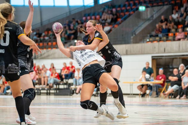 Handball I Women I 2026–2027 Season I 2nd Bundesliga I Matchday 2 I VfL Waiblingen vs. HSG Freiburg I September 5, 2026 Laura Stiehler, 20, HSG Freiburg, defended by Laura Nagy, 56, VfL Waiblingen Tigers, Waiblingen Rundsporthalle, Baden-Württemberg, Germany Copyright: xLobeca MaxxPetershansx