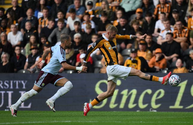Hull City v Aston Villa Premier League Hull City s Oli McBurnie and Aston Villa s Matty Cash during the Premier League match at the MKM Stadium, Hull 05 09 2026 UK Newspapers OUT Copyright: xDanielxHamburyx FIL-23884-0061