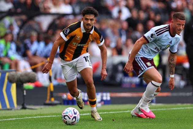 Hull City v Aston Villa, Premier League Mohamed Belloumi of Hull City gets past Ross Barkley of Aston Villa during the Hull City v Aston Villa Premier League match at the MKM Stadium, Hull, England on 5 September 2026 Credit: Ryan Crockett Every Second Media Editorial use only. All images are copyright Every Second Media Limited. No images may be reproduced without prior permission. All rights reserved. Premier League and Football League images are subject to licensing agreements with Football DataCo Limited. see https: www.football-dataco.com Copyright: xIMAGO EveryxSecondxMediax ESM-2139-0029 RyanxCrockettx xEveryxSecondxMediax