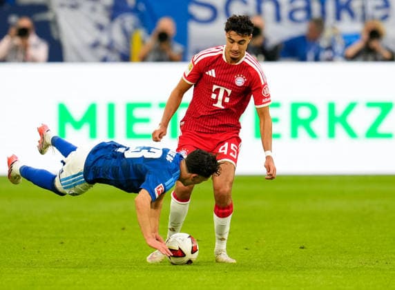Soufiane El-Faouzi (FC Schalke 04, 23) im Zweikampf mit Aleksandar Pavlovic (FC Bayern Muenchen, 45) GER, FC Schalke 04 vs FC Bayern Muenchen, 1. Bundesliga, 2. Spieltag, Saison 2026-27, VELTINS-Arena, Gelsenkirchen, 05.09.2026 DFL REGULATIONS PROHIBIT ANY USE OF PHOTOGRAPHS AS IMAGE SEQUENCES AND OR QUASI-VIDEO GER, FC Schalke 04 vs FC Bayern Muenchen, 1. Bundesliga, 2. Spieltag, Saison 2026-27, 05.09.2026 Gelsenkirchen *** Soufiane El Faouzi (FC Schalke 04), 23, in a tackle with Aleksandar Pavlovic (FC Bayern Munich), 45 (GER), FC Schalke 04 vs. FC Bayern Munich, Bundesliga 1, Matchday 2, 2026–27 season, VELTINS Arena, Gelsenkirchen, September 5, 2026 DFL regulations prohibit any use of photographs as image sequences and or quasi-video GER, FC Schalke 04 vs. FC Bayern Munich, Bundesliga 1, Matchday 2, 2026–27 Season, September 5, 2026, Gelsenkirchen Copyright: xEibner-Pressefoto ScottxColemanx EP_SCN