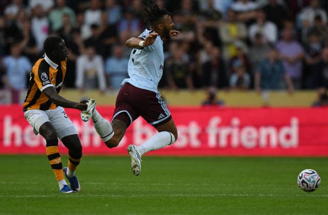 Hull City v Aston Villa Premier League Hull City s Nobel Mendy (left) fouls Aston Villa s Tyrone Mings during the Premier League match at the MKM Stadium, Hull 05 09 2026 UK Newspapers OUT Copyright: xDanielxHamburyx FIL-23884-0064