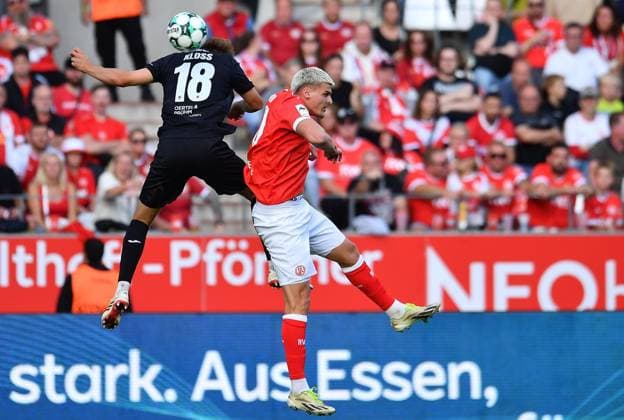 Rot Weiss Essen vs. Viktoria Köln ** FOR EDITORIAL USE ONLY ** EDITORIAL USE ONLY ** p Soccer 3rd Division, Matchday 4: Rot-Weiss Essen vs. Viktoria Köln on September 5, 2026, at the Stadion an der Hafenstrasse in Essen. Tim Kloss (Viktoria Köln, left), Marek Janssen (Rot-Weiss Essen, right). Germany, North Rhine-Westphalia, Essen. Copyright ThorstenxTillmann Copyright: ThorstenxTillmann doc87h0obl3hq8lp2x89q2 ,EDITORIAL USE ONLY Copyright: ThorstenxTillmann
