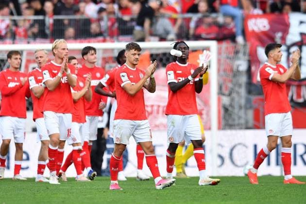 Rot Weiss Essen vs. Viktoria Köln ** FOR EDITORIAL USE ONLY ** EDITORIAL USE ONLY ** p Soccer 3rd Division, Matchday 4: Rot-Weiss Essen vs. Viktoria Köln on September 5, 2026, at the Stadion an der Hafenstrasse in Essen. The Essen players after their victory. Germany, North Rhine-Westphalia, Essen. Copyright ThorstenxTillmann Copyright: ThorstenxTillmann doc87h0oc2nwskxqgg8i3w ,EDITORIAL USE ONLY Copyright: ThorstenxTillmann