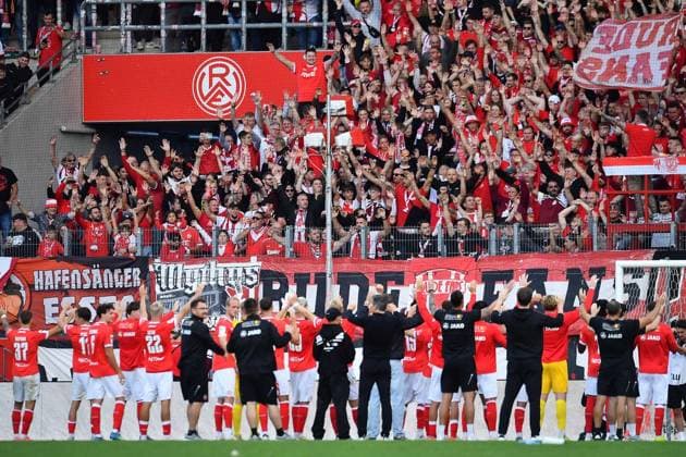 Rot Weiss Essen vs. Viktoria Köln ** FOR EDITORIAL USE ONLY ** EDITORIAL USE ONLY ** p Soccer 3rd Division, Matchday 4: Rot-Weiss Essen vs. Viktoria Köln on September 5, 2026, at the Stadion an der Hafenstrasse in Essen. The Essen players stand in front of the fans after their victory. Germany, North Rhine-Westphalia, Essen. Copyright ThorstenxTillmann Copyright: ThorstenxTillmann doc87h0ocagditxmxfomgs ,EDITORIAL USE ONLY Copyright: ThorstenxTillmann