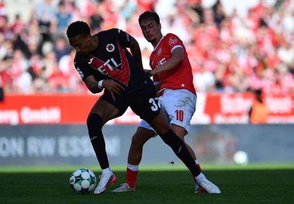 Rot Weiss Essen vs. Viktoria Köln ** FOR EDITORIAL USE ONLY ** EDITORIAL USE ONLY ** Soccer, 3rd Division, Matchday 4: Rot-Weiss Essen vs. Viktoria Köln on September 5, 2026, at the Stadion an der Hafenstrasse in Essen. Noah Maboulou (Viktoria Köln) in the foreground; Marvin Obuz (Rot-Weiss Essen) in the background. Essen, North Rhine-Westphalia, Germany. Copyright ThorstenxTillmann Copyright: ThorstenxTillmann doc87h0oaij6wk2bzkfh18 ,EDITORIAL USE ONLY Copyright: ThorstenxTillmann