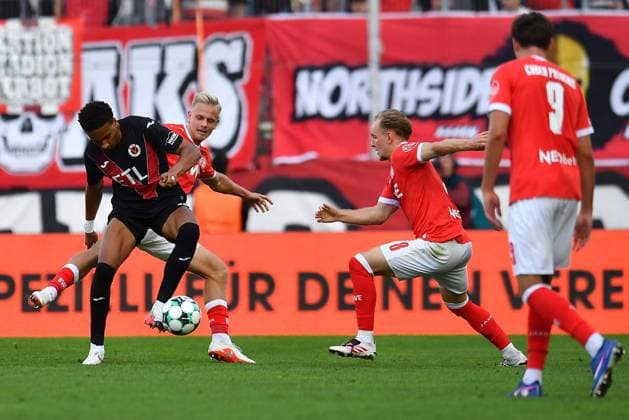 Rot Weiss Essen vs. Viktoria Köln ** FOR EDITORIAL PURPOSES ONLY ** EDITORIAL USE ONLY ** p Soccer 3rd Division, Matchday 4: Rot-Weiss Essen vs. Viktoria Köln on September 5, 2026, at the Stadion an der Hafenstrasse in Essen. Noah Maboulou (Viktoria Köln), in the foreground; Janne Sietan (Rot-Weiss Essen), in the background; Tony Menzel (Rot-Weiss Essen), on the right. Germany, North Rhine-Westphalia, Essen. Copyright ThorstenxTillmann Copyright: ThorstenxTillmann doc87h0oantr6onc6jamkj ,EDITORIAL USE ONLY Copyright: ThorstenxTillmann