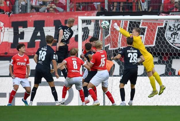 Rot Weiss Essen vs. Viktoria Köln ** FOR EDITORIAL USE ONLY ** EDITORIAL USE ONLY ** p Soccer 3rd Division, Matchday 4: Rot-Weiss Essen vs. Viktoria Köln on September 5, 2026, at the Stadion an der Hafenstrasse in Essen. Jakob Golz, Rot-Weiss Essen, Germany, North Rhine-Westphalia, Essen. Copyright ThorstenxTillmann Copyright: ThorstenxTillmann doc87h0oaq3rg417e39smj0 ,EDITORIAL USE ONLY Copyright: ThorstenxTillmann