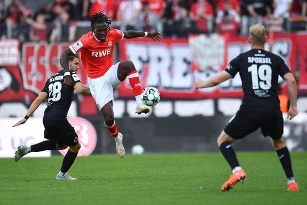Rot Weiss Essen vs. Viktoria Köln ** FOR EDITORIAL USE ONLY ** EDITORIAL USE ONLY ** p Soccer 3rd Division, Matchday 4: Rot-Weiss Essen vs. Viktoria Köln on September 5, 2026, at the Stadion an der Hafenstrasse in Essen. Pascal Armando Fallmann (Viktoria Köln), on the left, Franci Bouebari of Rot-Weiss Essen; in the center, Meiko Sponsel of Viktoria Köln; on the right, Essen, North Rhine-Westphalia, Germany. Copyright ThorstenxTillmann Copyright: ThorstenxTillmann doc87h0oarns1iucbc4goy ,EDITORIAL USE ONLY Copyright: ThorstenxTillmann