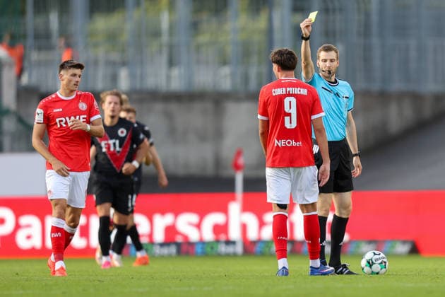 Rot Weiss Essen vs. FC Viktoria Cologne, Soccer, 3rd Division, Matchday 4, 2026–2027 Season, September 5, 2026—Simon Schreiner shows a yellow card to Jaka Äauber PhotoÄ u008DRW Essen Rot-Weiss Essen vs. FC Viktoria Cologne, Soccer, 3rd Division, Matchday 4, 2026–2027 Season, September 5, 2026 Essen Copyright: xEibner-Pressefoto JavadxMohammadx EP_JMR