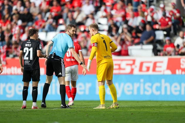 Rot Weiss Essen vs. FC Viktoria Cologne, Soccer, 3rd Division, Matchday 4, 2026–2027 Season, September 5, 2026, Jakob Golz (RW Essen) argues with the referee in the Rot-Weiss Essen vs. FC Viktoria Cologne match, soccer, 3rd Division, Matchday 4, 2026–2027 season, September 5, 2026, Essen Copyright: xEibner-Pressefoto JavadxMohammadx EP_JMR