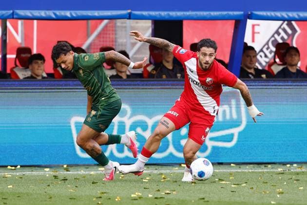 UTRECHT , 05-09-2026 , Stadium De Galgenwaard , season 2026 2027 , Dutch Eredivisie football . match between FC Utrecht and Go Ahead Eagles, Picture shows Go Ahead Eagles player Dean James, FC Utrecht player Angel Alarcon Utrecht - Go Ahead Eagles  x206508774x Copyright: