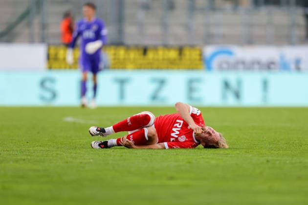 Rot Weiss Essen vs. FC Viktoria Cologne, Soccer, 3rd Division, Matchday 4, 2026–2027 Season, September 5, 2026, Tony Menzel (RW Essen) injured; Rot-Weiss Essen vs. FC Viktoria Cologne, Soccer, 3rd Division, Matchday 4, 2026–2027 Season, September 5, 2026, Essen Copyright: xEibner-Pressefoto JavadxMohammadx EP_JMR