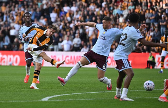 Hull City v Aston Villa Premier League Hull City s Regan Slater (left) shoots during the Premier League match at the MKM Stadium, Hull 05 09 2026 UK Newspapers OUT Copyright: xDanielxHamburyx FIL-23884-0070
