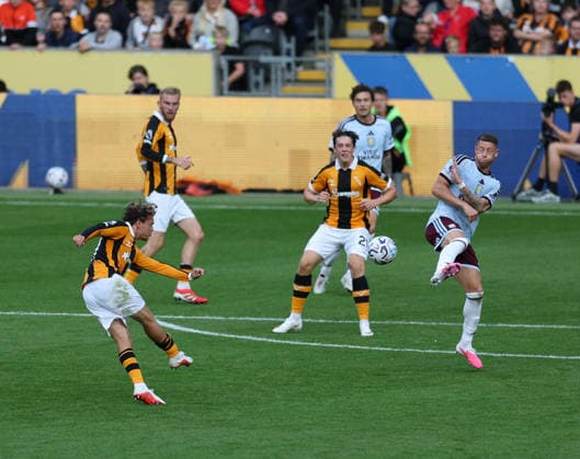 Hull City v Aston Villa Premier League Regan Slater of Hull City shoots at goal during the Premier League match at the MKM Stadium, Hull 05 09 2026 UK Newspapers OUT Copyright: xAndyxSumnerx FIL-23883-0147
