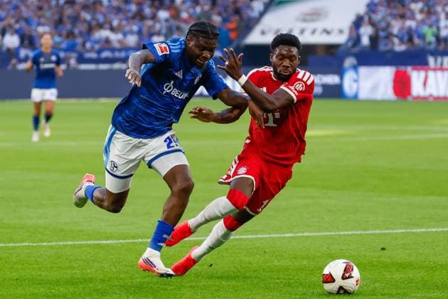 GELSENKIRCHEN - Junior Dina Ebimbe of Schalke 04 and Alphonso Davies of FC Bayern Munich during the Bundesliga match between FC Schalke 04 and FC Bayern Munich at the Veltins-Arena on 5 September 2026 in Gelsenkirchen, Germany. MARCEL TER BALS ANP Bundesliga 2026 27 xVIxANPxSportx xMarcelxterxBalsxIVx 567261667 originalFilename: 567261667.jpg