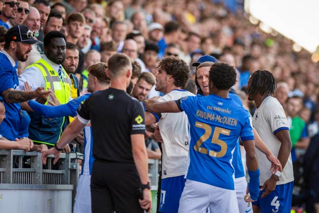 Portsmouth v Cardiff City, Sky Bet Championship Fans and players react after incident between a fan and Krystian Bielik during the Portsmouth v Cardiff City EFL Sky Bet Championship match at Fratton Park, Portsmouth, England on 5 September 2026 Credit: Andy Thomas Every Second Media Editorial use only. All images are copyright Every Second Media Limited. No images may be reproduced without prior permission. All rights reserved. Premier League and Football League images are subject to licensing agreements with Football DataCo Limited. see https: www.football-dataco.com Copyright: xIMAGO EveryxSecondxMediax ESM-2138-0042 AndyxThomasx xEveryxSecondxMediax