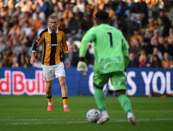 Hull City v Aston Villa Premier League Hull City s Oli McBurnie (left) and Aston Villa goal keeper Zion Suzuki during the Premier League match at the MKM Stadium, Hull 05 09 2026 UK Newspapers OUT Copyright: xDanielxHamburyx FIL-23884-0079