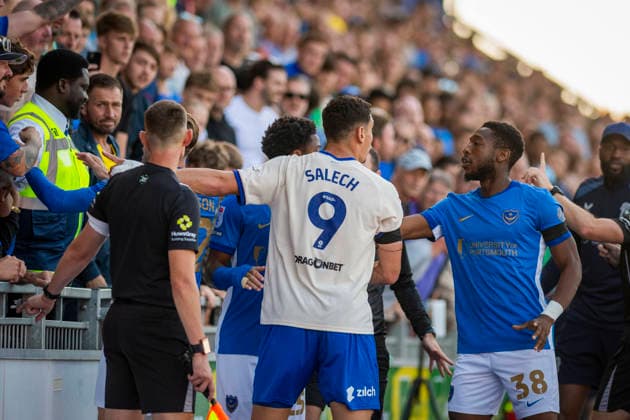 Portsmouth v Cardiff City, Sky Bet Championship Fans and players react after incident between a fan and Krystian Bielik during the Portsmouth v Cardiff City EFL Sky Bet Championship match at Fratton Park, Portsmouth, England on 5 September 2026 Credit: Andy Thomas Every Second Media Editorial use only. All images are copyright Every Second Media Limited. No images may be reproduced without prior permission. All rights reserved. Premier League and Football League images are subject to licensing agreements with Football DataCo Limited. see https: www.football-dataco.com Copyright: xIMAGO EveryxSecondxMediax ESM-2138-0045 AndyxThomasx xEveryxSecondxMediax