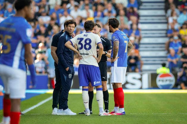 Portsmouth v Cardiff City, Sky Bet Championship Referee Ben Speedie speaks to Portsmouth Manager John Mousinho, Cardiff City Manager Brian Barry-Murphy, Perry Ng and Marlon Pack after fan incident during the Portsmouth v Cardiff City EFL Sky Bet Championship match at Fratton Park, Portsmouth, England on 5 September 2026 Credit: Andy Thomas Every Second Media Editorial use only. All images are copyright Every Second Media Limited. No images may be reproduced without prior permission. All rights reserved. Premier League and Football League images are subject to licensing agreements with Football DataCo Limited. see https: www.football-dataco.com Copyright: xIMAGO EveryxSecondxMediax ESM-2138-0049 AndyxThomasx xEveryxSecondxMediax