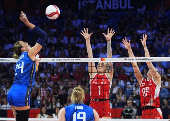 Poland v Italy - CEV EuroVolley 2026 ISTANBUL, TURKIYE - SEPTEMBER 5: Ekaterina Antropova (24) of Italy in action against Julia Szczurowska (1) of Poland during the CEV Women s European Volleyball Championship semifinal match between Poland and Italy at Sinan Erdem Sports Hall in Istanbul, Turkiye, on September 5, 2026. Esra Bilgin Anadolu Istanbul Turkey. Editorial use only. Please get in touch for any other usage.  Copyright: x2026xAnadoluxEsraxBilginx