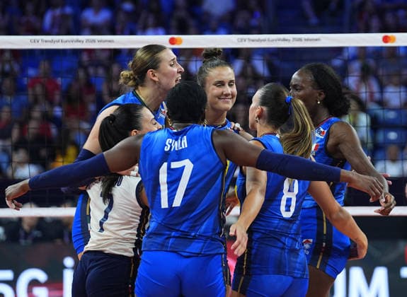 Poland v Italy - CEV EuroVolley 2026 ISTANBUL, TURKIYE - SEPTEMBER 5: Players of Italy celebrate after a score during the CEV Women s European Volleyball Championship semifinal match between Poland and Italy at Sinan Erdem Sports Hall in Istanbul, Turkiye, on September 5, 2026. Esra Bilgin Anadolu Istanbul Turkey. Editorial use only. Please get in touch for any other usage.  Copyright: x2026xAnadoluxEsraxBilginx