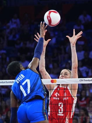 Poland v Italy - CEV EuroVolley 2026 ISTANBUL, TURKIYE - SEPTEMBER 5: Myriam Fatime Sylla (17) of Italy in action against Magdalena Stysiak (3) of Poland during the CEV Women s European Volleyball Championship semifinal match between Poland and Italy at Sinan Erdem Sports Hall in Istanbul, Turkiye, on September 5, 2026. Esra Bilgin Anadolu Istanbul Turkey. Editorial use only. Please get in touch for any other usage.  Copyright: x2026xAnadoluxEsraxBilginx