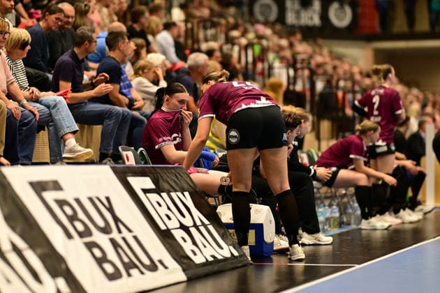 Handball Women 2026–2027 Season Bundesliga Matchday 2 Buxtehuder SV vs. HC Leipzig September 5, 2026 The injured Lisa Lammich (76), HC Leipzig with Lilly Glimm (22), HC Leipzig, Buxtehude, Halle Nord, New Lower Saxony, Germany Copyright: xLobeca FelixxWeißbergx