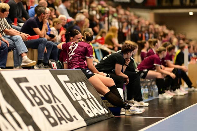 Handball Women 2026–2027 Season Bundesliga Matchday 2 Buxtehuder SV vs. HC Leipzig September 5, 2026 The injured Lisa Lammich (76), HC Leipzig with Lilly Glimm (22), HC Leipzig, Buxtehude, Halle Nord, New Lower Saxony, Germany Copyright: xLobeca FelixxWeißbergx