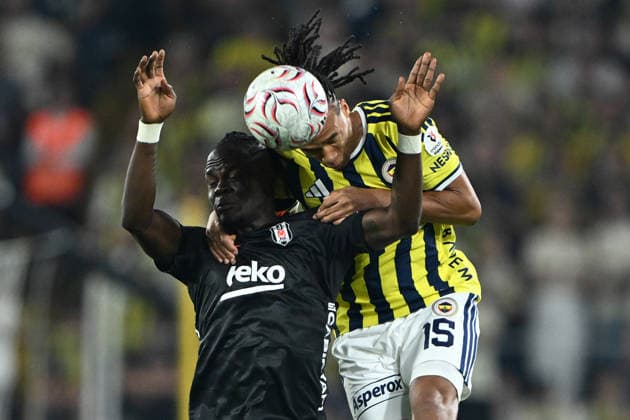 Fenerbahce v Besiktas - Turkish Super Lig ISTANBUL, TURKIYE - SEPTEMBER 5: Nathan Ake (15) of Fenerbahce in action against Ishola Junior Olaitan (L) of Besiktas during the Turkish Super Lig week 4 derby match between Fenerbahce and Besiktas Besiktas at Chobani Stadium in Istanbul, Turkiye, on September 5, 2026. Serhat Cagdas Anadolu Istanbul Turkey. Editorial use only. Please get in touch for any other usage.  Copyright: x2026xAnadoluxSerhatxCagdasx