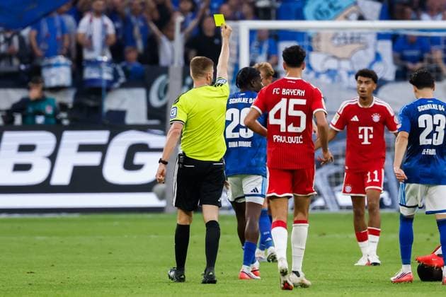 GELSENKIRCHEN - Referee Robert Schroder shows a yellow card to Junior Dina Ebimbe of Schalke 04 during the Bundesliga match between FC Schalke 04 and FC Bayern Munich at the Veltins-Arena on 5 September 2026 in Gelsenkirchen, Germany. MARCEL TER BALS ANP Bundesliga 2026 27 xVIxANPxSportx xMarcelxterxBalsxIVx 567264393 originalFilename: 567264393.jpg