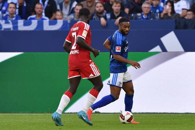 Fußball 1. Bundesliga 2. Spieltag FC Schalke 04 - FC Bayern München am 05.09.2026 in der Veltins Arena in Gelsenkirchen Moussa Sylla ( Schalke ), hinten - Dayot Upamecano ( München ), vorne DFL regulations prohibit any use of photographs as image sequences and or quasi-video. *** Soccer, Bundesliga 1, Matchday 2: FC Schalke 04 vs. FC Bayern Munich on September 5, 2026, at the Veltins Arena in Gelsenkirchen. Moussa Sylla (Schalke), in the back; Dayot Upamecano (Munich), in the front. DFL regulations prohibit any use of photographs as image sequences and or quasi-video. xRx