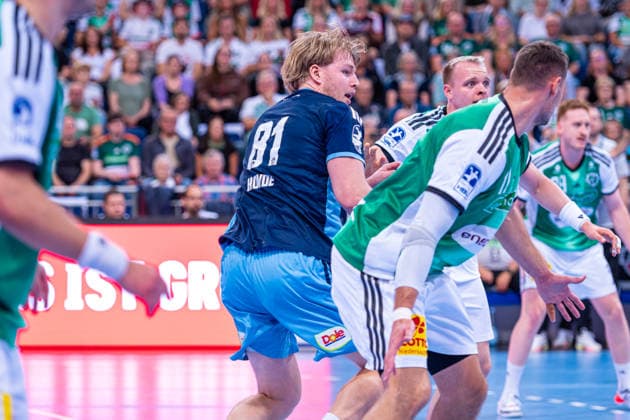 Martin Hovde of HC Hamburg, No. 81 (left), TSV Hannover Burgdorf (green) vs. HC Hamburg (blue) on Matchday 3 of the 2026–2027 season in the Opel Handball Bundesliga, September 5, 2026, ZAG Arena, Hannover, GER, Copyright: xJanxGuentherx xTSVxHannover-Burgdorfx