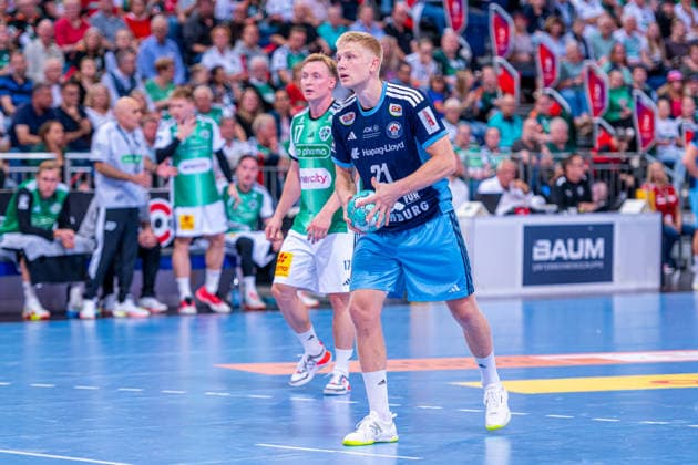 Frederik Bo Andersen of HC Hamburg, No. 21 (left), TSV Hannover Burgdorf (green) vs. HC Hamburg (blue) on Matchday 3 of the 2026–2027 season in the Opel Handball Bundesliga, September 5, 2026, at ZAG Arena in Hannover, GER, Copyright: xJanxGuentherx xTSVxHannover-Burgdorfx