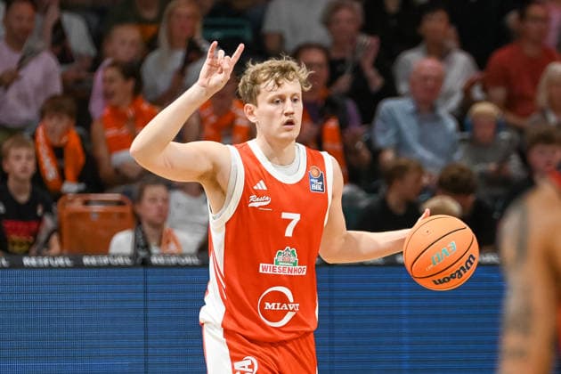 Peter Hemschemeier of RASTA Vechta, No. 7, calls a play during the RASTA Vechta vs. Bakken Bears preseason game, 2026–2027 season, September 5, 2026, RASTA Vechta vs. Bakken Bears, preseason game, 2026–2027 season, September 5, 2026, Vechta Copyright: xEibner-Pressefoto RobertxGertzenx EP_RGN