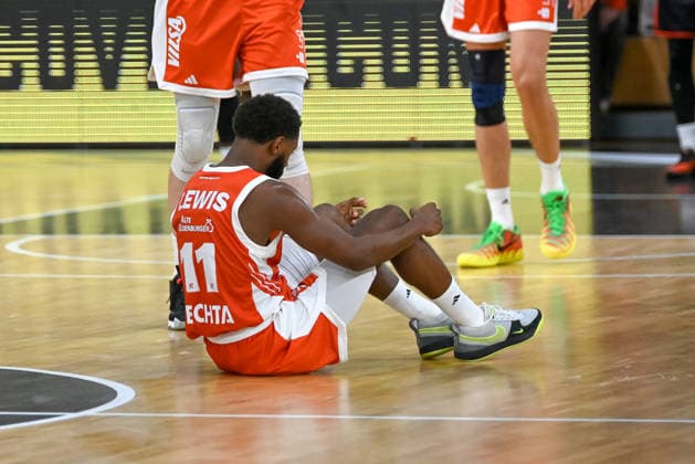 Matt Lewis, RASTA Vechta, No. 11, is sitting on the floor. RASTA Vechta vs. Bakken Bears, exhibition game, 2026–2027 season, September 5, 2026, RASTA Vechta vs. Bakken Bears, exhibition game, 2026–2027 season, September 5, 2026, Vechta Copyright: xEibner-Pressefoto RobertxGertzenx EP_RGN