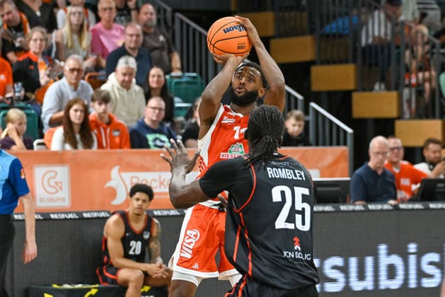 Matt Lewis, RASTA Vechta, 11 with the ball against Shaquille Rombley, Bakken Bears, 25 RASTA Vechta vs. Bakken Bears, exhibition game, 2026–2027 season, September 5, 2026, RASTA Vechta vs. Bakken Bears, exhibition game, 2026–2027 season, September 5, 2026, Vechta Copyright: xEibner-Pressefoto RobertxGertzenx EP_RGN
