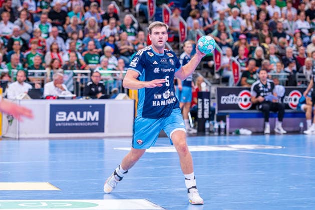 Oliver Norlyk of HC Hamburg, No. 5 from the left, TSV Hannover Burgdorf (green) vs. HC Hamburg (blue) on Matchday 3 of the 2026–2027 season in the Opel Handball Bundesliga, September 5, 2026, at the ZAG Arena in Hannover, GER, Copyright: xJanxGuentherx xTSVxHannover-Burgdorfx