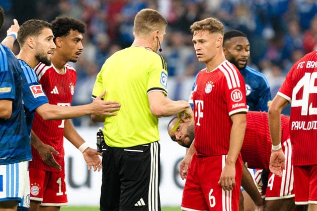 Deutschland: 1. Bundesliga 2026 2027, 2. Spieltag - FC Schalke 04 vs. FC Bayern München - 05.09.2026 - Veltins-Arena (Gelsenkirchen, Nordrhein-Westfalen) Robert Schröder (Schiedsrichter) Joshua Kimmich (FC Bayern München, 6) *** Germany, Bundesliga 1, 2026–2027, Matchday 2: FC Schalke 04 vs. FC Bayern Munich, September 5, 2026, Veltins Arena, Gelsenkirchen, North Rhine-Westphalia; Robert Schröder (referee); Joshua Kimmich, FC Bayern Munich, 6 Copyright: xCelinaxLeiersx