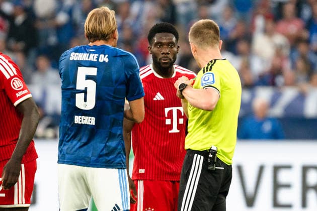 Deutschland: 1. Bundesliga 2026 2027, 2. Spieltag - FC Schalke 04 vs. FC Bayern München - 05.09.2026 - Veltins-Arena (Gelsenkirchen, Nordrhein-Westfalen) Robert Schröder (Schiedsrichter) Gelbe Karte Alphonso Davies (FC Bayern München, 19) Timo Becker (Schalke 04, 5) *** Germany 1 Bundesliga 2026–2027, Matchday 2: FC Schalke 04 vs. FC Bayern Munich, September 5, 2026, Veltins Arena, Gelsenkirchen, North Rhine-Westphalia; Robert Schröder (referee); Yellow cards: Alphonso Davies (FC Bayern Munich), 19; Timo Becker (Schalke 04), 5 Copyright: xCelinaxLeiersx
