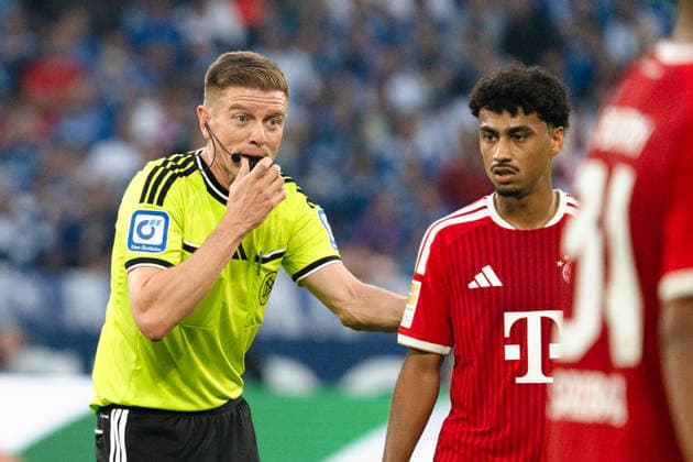 Deutschland: 1. Bundesliga 2026 2027, 2. Spieltag - FC Schalke 04 vs. FC Bayern München - 05.09.2026 - Veltins-Arena (Gelsenkirchen, Nordrhein-Westfalen) Robert Schröder (Schiedsrichter) Nathaniel Brown (FC Bayern München, 11) *** Germany, Bundesliga 1, 2026–2027, Matchday 2: FC Schalke 04 vs. FC Bayern Munich, September 5, 2026, Veltins Arena, Gelsenkirchen, North Rhine-Westphalia; Referee: Robert Schröder; Nathaniel Brown, FC Bayern Munich, 11 Copyright: xCelinaxLeiersx