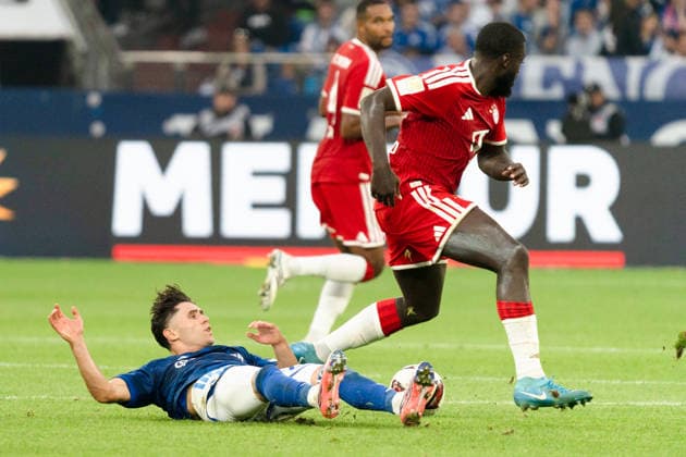 Deutschland: 1. Bundesliga 2026 2027, 2. Spieltag - FC Schalke 04 vs. FC Bayern München - 05.09.2026 - Veltins-Arena (Gelsenkirchen, Nordrhein-Westfalen) Dayot Upamecano (FC Bayern München, 2) Soufiane El-Faouzi (Schalke 04, 23) Zweikampf Duell *** Germany 1 Bundesliga 2026–2027, Matchday 2: FC Schalke 04 vs. FC Bayern Munich, September 5, 2026, Veltins Arena, Gelsenkirchen, North Rhine-Westphalia; Dayot Upamecano (FC Bayern Munich) vs. Soufiane El Faouzi (Schalke 04), 23:1:1 tackle duel Copyright: xCelinaxLeiersx