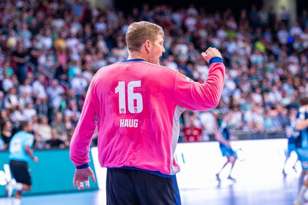 Robin Paulsen Haug of HC Hamburg, No. 16 (left), TSV Hannover Burgdorf (green) vs. HC Hamburg (blue) on Matchday 3 of the 2026–2027 season in the Opel Handball Bundesliga, September 5, 2026, at the ZAG Arena in Hannover, GER, Copyright: xJanxGuentherx xTSVxHannover-Burgdorfx