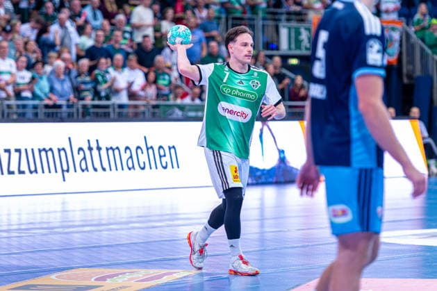Leif Tissier of TSV Hannover Burgdorf, No. 7 from the left, TSV Hannover Burgdorf (green) vs. HC Hamburg (blue) on Matchday 3 of the 2026–2027 season in the Opel Handball Bundesliga, September 5, 2026, at the ZAG Arena in Hannover, GER, Copyright: xJanxGuentherx xTSVxHannover-Burgdorfx
