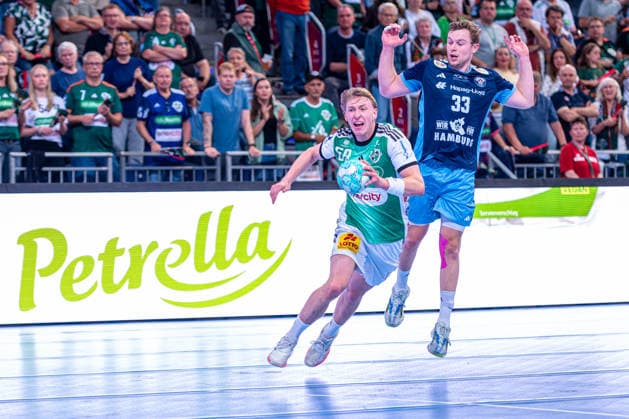 Daniel Weber of TSV Hannover Burgdorf, No. 58 (left), TSV Hannover Burgdorf (green) vs. HC Hamburg (blue) on Matchday 3 of the 2026–2027 season in the Opel Handball Bundesliga, September 5, 2026, ZAG Arena Hannover, GER, Copyright: xJanxGuentherx xTSVxHannover-Burgdorfx