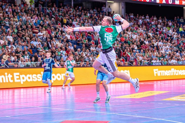 Justus Fischer, TSV Hannover Burgdorf, No. 54 (left), TSV Hannover Burgdorf (green) vs. HC Hamburg (blue) on Matchday 3 of the 2026–2027 season in the Opel Handball Bundesliga, September 5, 2026, ZAG Arena, Hannover, GER, Copyright: xJanxGuentherx xTSVxHannover-Burgdorfx